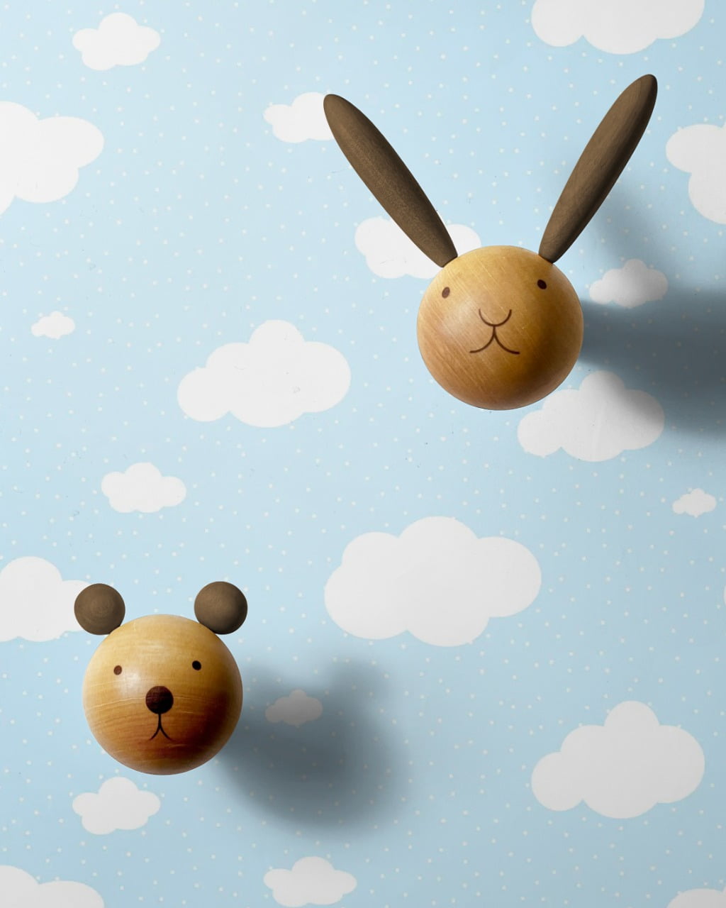 Cabideiros Bichinhos. A dupla composta por um cabideiro em formato infantil de urso e outro de coelho.