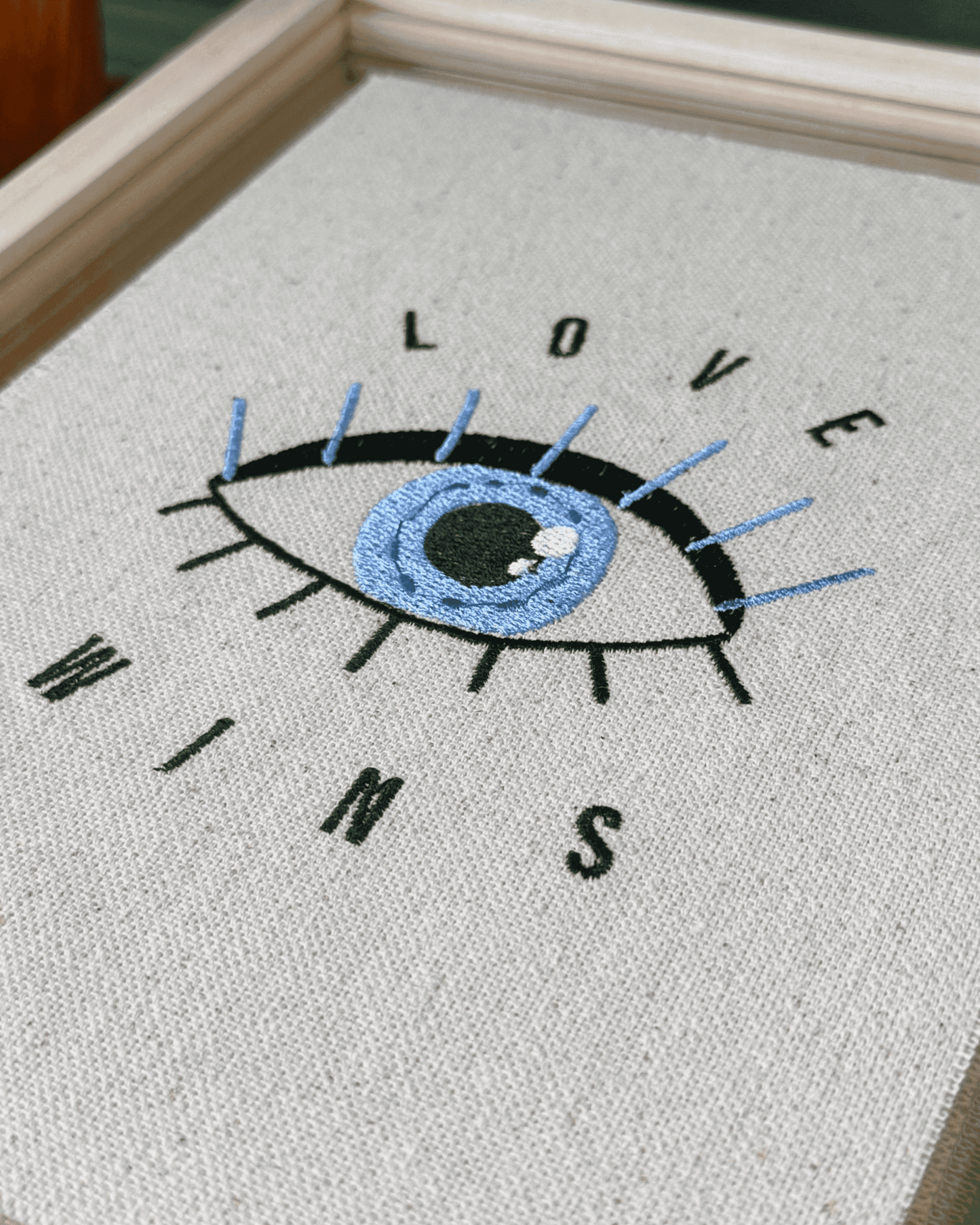 Quadro Bordado - Love Wins
